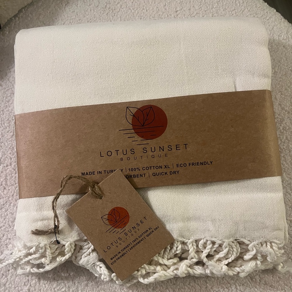 Artisan Crafted Textile
100% Organic Cotton
Hand Loomed in Turkey
39”x71”